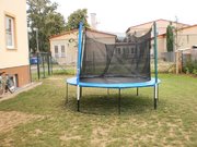 Zahrada s trampolínou
